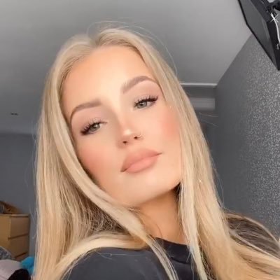 Profile Picture of Ells  🤍 (@ellamoore_) on Twitter