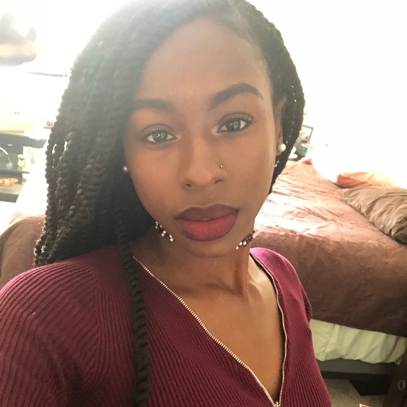 Profile Picture of Danyell Smith (@dbabes07) on Poshmark