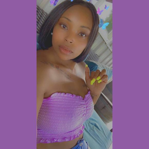 Profile Picture of Shawntaneice Smileycakes (@shuga87) on Poshmark