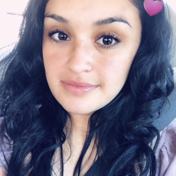 Profile Picture of Marisol Olvera (@marisol_o_m) on Poshmark