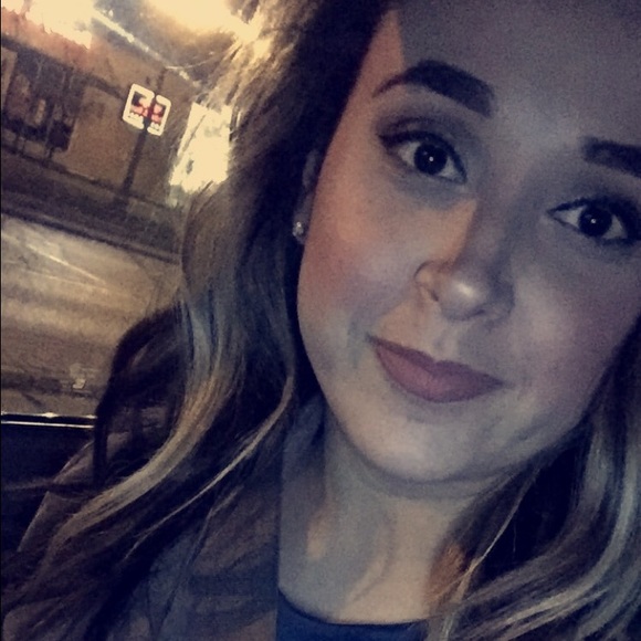 Profile Picture of Itzel Alvarado (@itzalvarado) on Poshmark