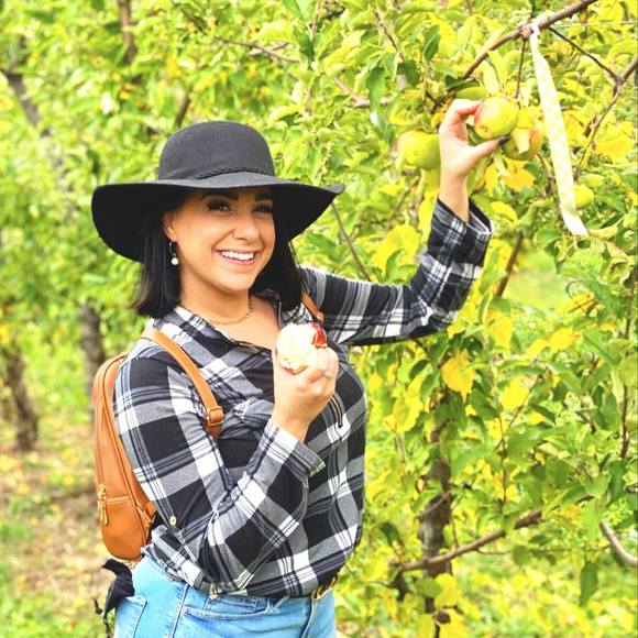 Profile Picture of Kim Wimbush (@kimsloveposh) on Poshmark