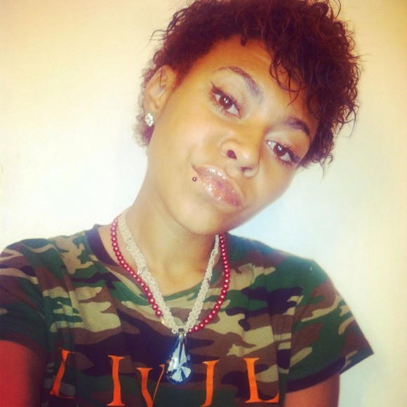 Profile Picture of Victoria Peatross (@vpeatross) on Poshmark