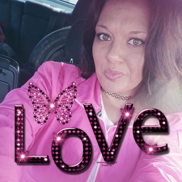 Profile Picture of Paula Cook (@peachescook6) on Poshmark