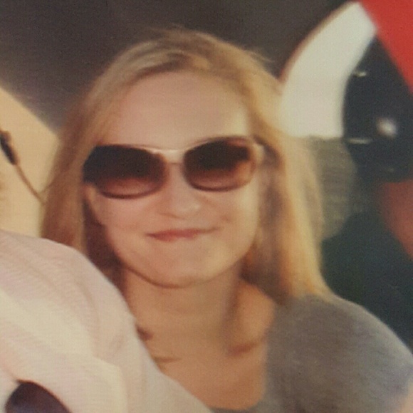 Profile Picture of Amanda Close (@amanda1904) on Poshmark