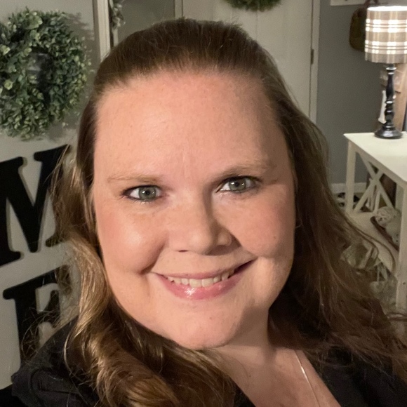 Profile Picture of Kelly Albregts (@kellyalbregts) on Poshmark