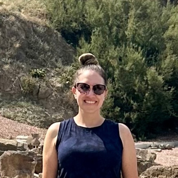 Profile Picture of Lauren Elbaz (@lelbaz13) on Poshmark