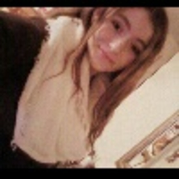 Profile Picture of Carly Foye (@carlyfoyee) on Poshmark