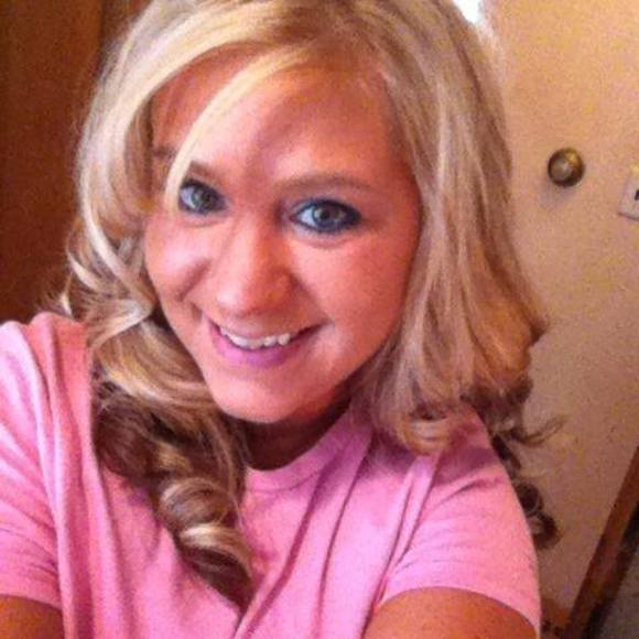 Profile Picture of Janelle Schultz (@janelle_schultz) on Poshmark