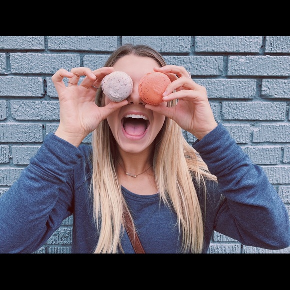 Profile Picture of Lizzy Hanns (@lizzhanks) on Poshmark