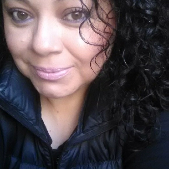 Profile Picture of Rosi Llanes (@rosillanes7) on Poshmark