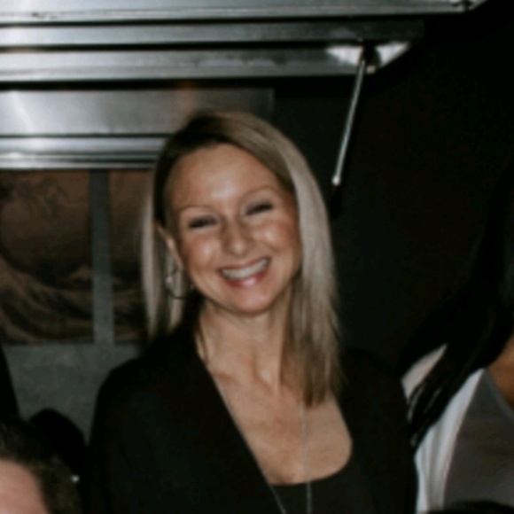 Profile Picture of Dana Groters (@danagroters) on Poshmark