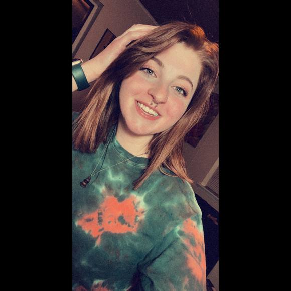 Profile Picture of Anna Frenger (@annabillll) on Poshmark