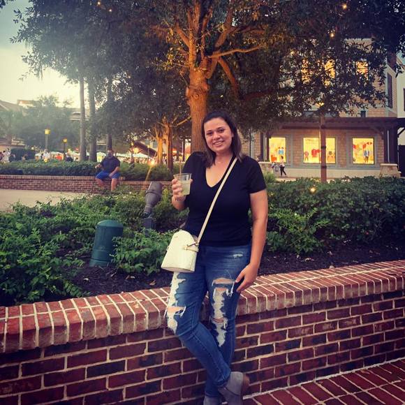 Profile Picture of Lauren Passaretti (@l_passaretti) on Poshmark