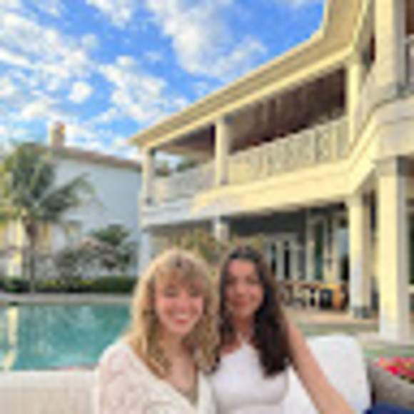 Profile Picture of Isabella Hausfeld (@i_hausfeld) on Poshmark