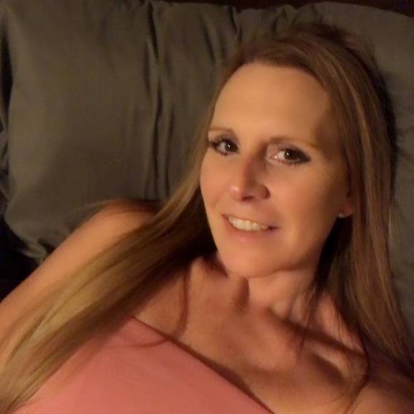 Profile Picture of Angela Holcomb-jones (@angelaholcom705) on Poshmark