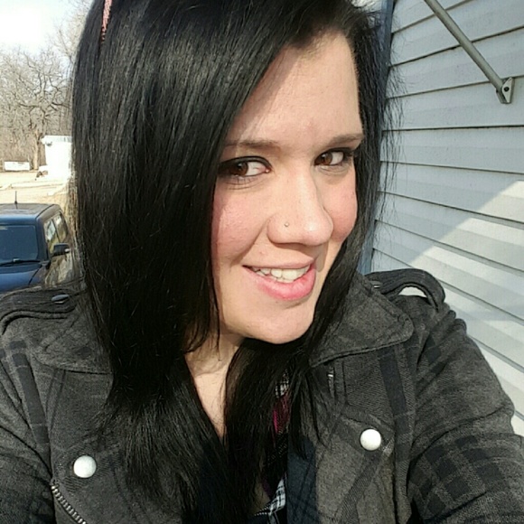 Profile Picture of Nicki Noland (@classybutpunk) on Poshmark