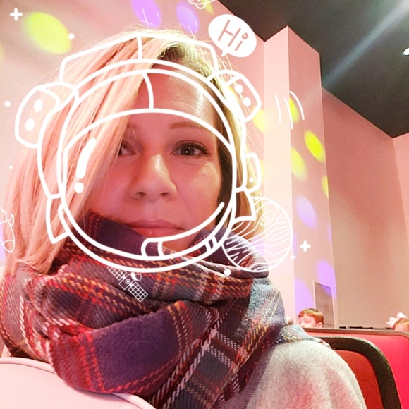 Profile Picture of Emily Alvarez (@mom2bees) on Poshmark