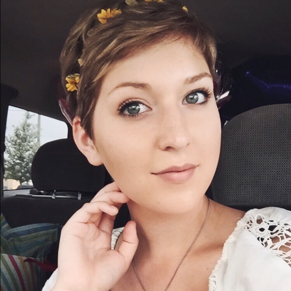 Profile Picture of Cailey Collinsworth (@caileycollins) on Poshmark