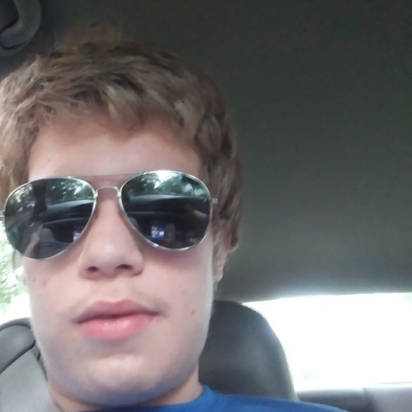 Profile Picture of Zyler Weir (@zyler110) on Poshmark