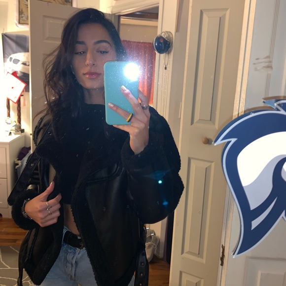 Profile Picture of Stefania Cadavid (@stefaniac724) on Poshmark