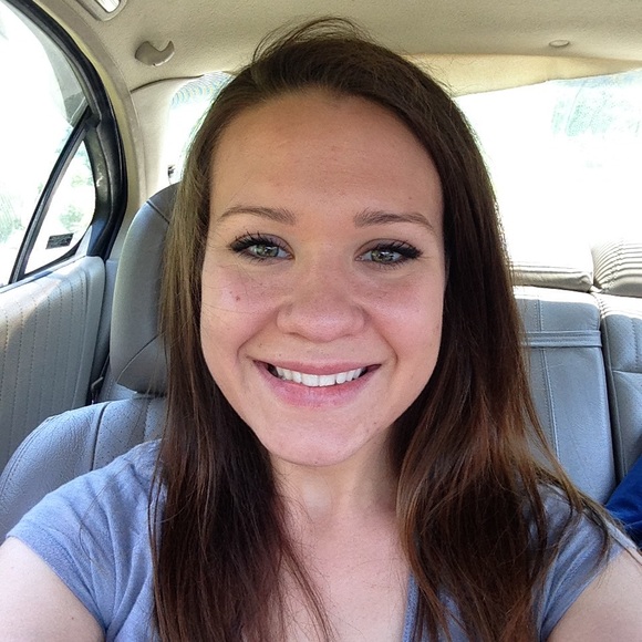 Profile Picture of Elizabeth Mendrin (@elizabethann89) on Poshmark