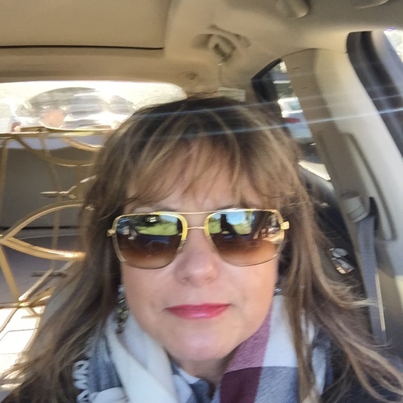 Profile Picture of Beth Baldwin (@bethbaldwinhhi) on Poshmark