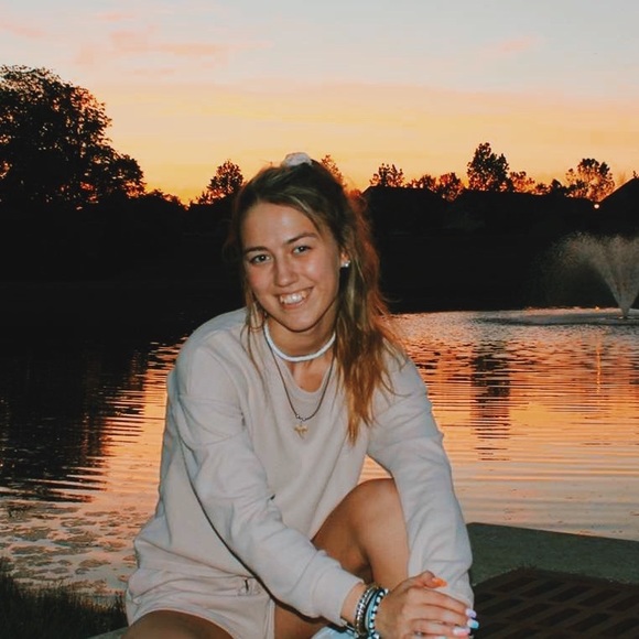 Profile Picture of Gianna Nickoloff (@g_nickoloff) on Poshmark