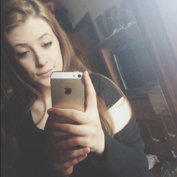 Profile Picture of Jess Hughes (@jesshughes) on Poshmark