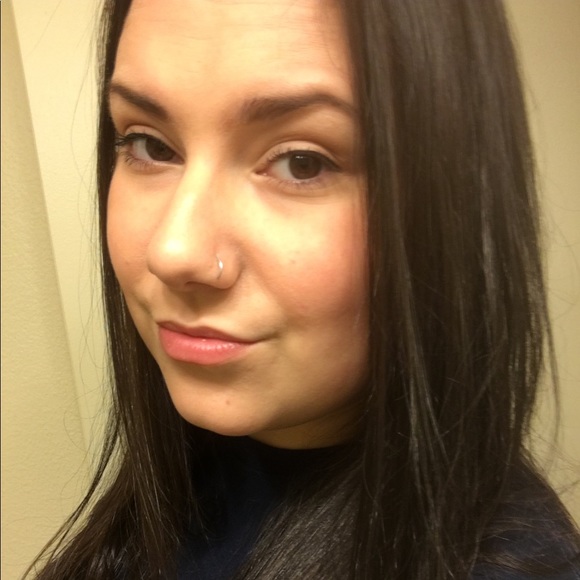 Zodi Aalberg - Poshmark Profile Picture of Zodi Aalberg (@odvka) on Poshmark