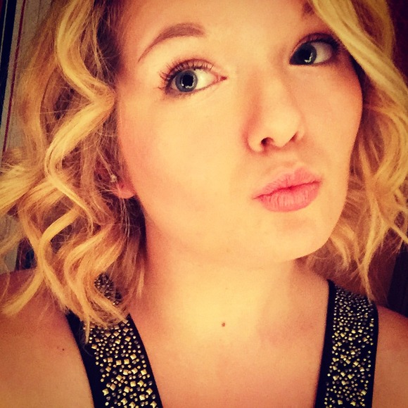 Profile Picture of Amanda Greenmyer (@justcallmemanda) on Poshmark