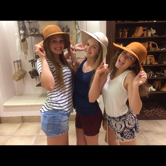 Profile Picture of Isabela Smith (@belaboo33) on Poshmark