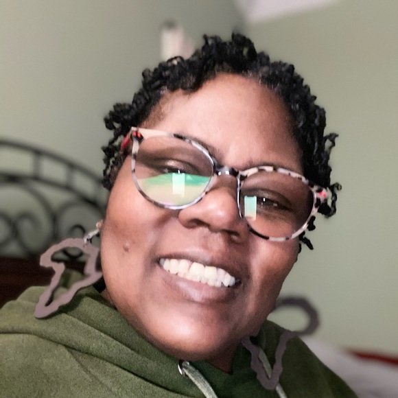 Profile Picture of Andrea Easley (@andreaeasley) on Poshmark