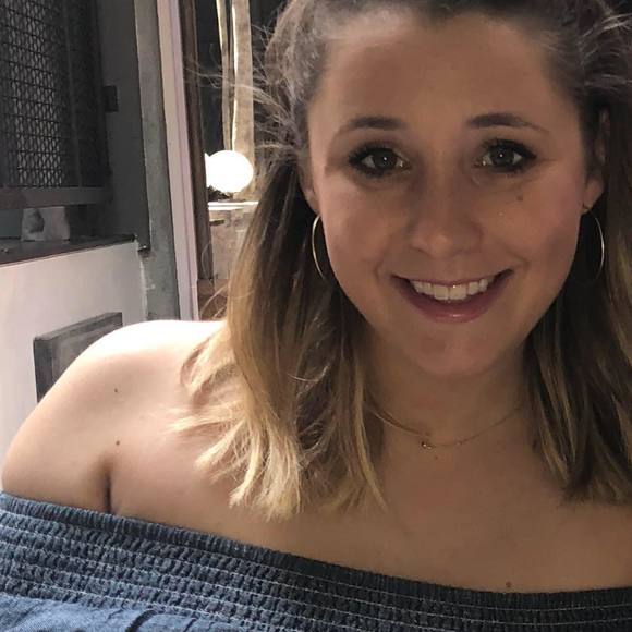 Profile Picture of Melanie Roytman (@melroy1992) on Poshmark