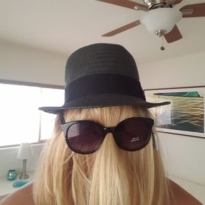 Profile Picture of Kelli Orr Lundgren (@kellinotes) on Twitter