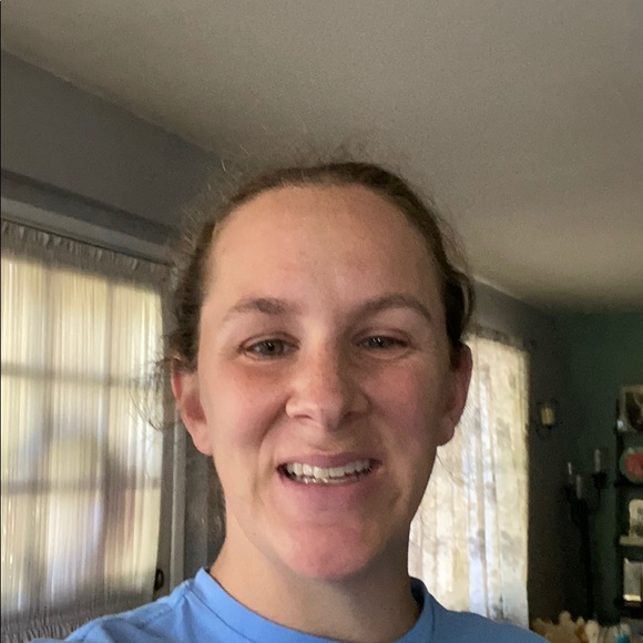 Profile Picture of Gill H (@gillianhustus) on Poshmark