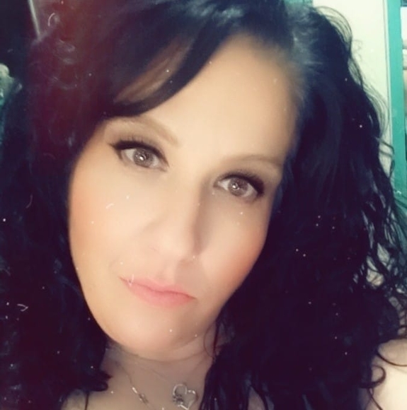 Profile Picture of Samantha Reader (@readersfive) on Poshmark