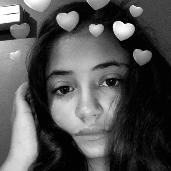 Profile Picture of Luana Bolzan (@luanabolzan) on Poshmark