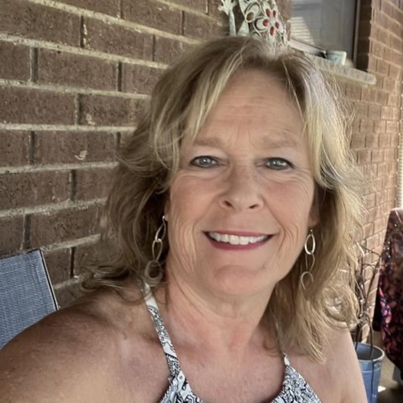 Profile Picture of Elizabeth Rattenbury (@lizzardrat) on Poshmark