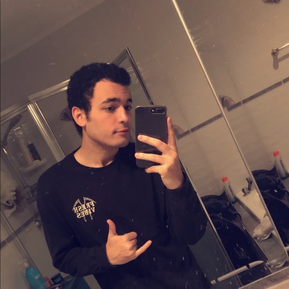 Profile Picture of Jonathan Singleton (@jonnnnnys) on Poshmark
