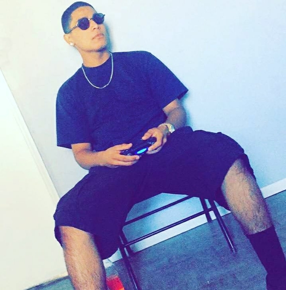 Profile Picture of Jonathan Mota (@tan_420) on Poshmark