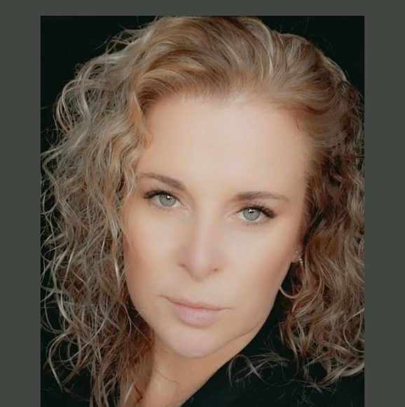 Carrie Scarpone - Poshmark Profile Picture of Carrie Scarpone (@slowcheetah) on Poshmark