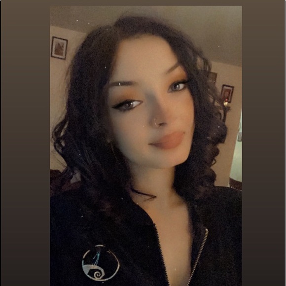 Profile Picture of Makayla Armbright (@m_armbright) on Poshmark