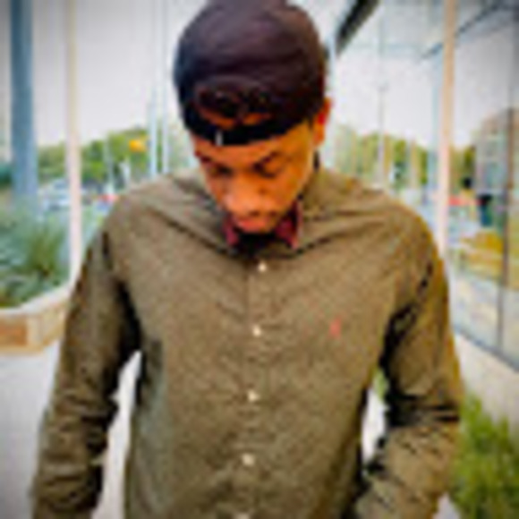 Profile Picture of Kareem Moore (@kareemmoore326) on Poshmark