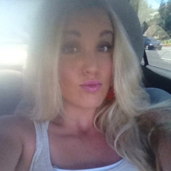 Profile Picture of Brooke Hinkle (@hinklebrooke) on Poshmark