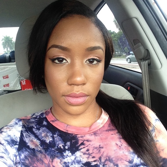 Profile Picture of Shantel Reid (@lovereid1) on Poshmark