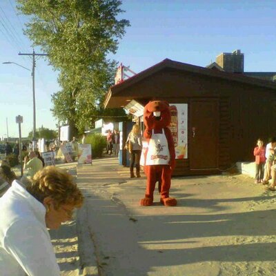 Profile Picture of Laurie (@laurie_mccully) on Twitter