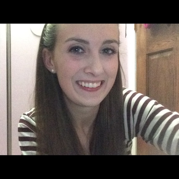 Profile Picture of Aubrey Foldi (@aubreyfoldi) on Poshmark