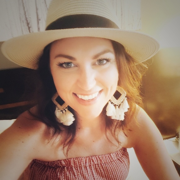 Profile Picture of Kari Borntreger (@kariborntreger) on Poshmark