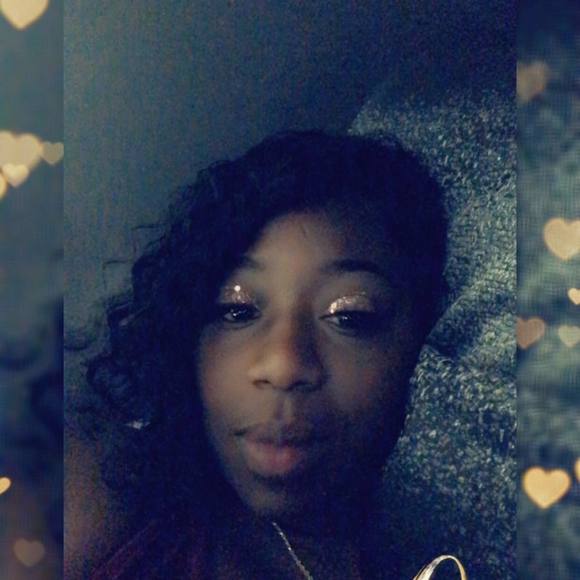 Profile Picture of Calvina Wallop (@ebonie31106) on Poshmark